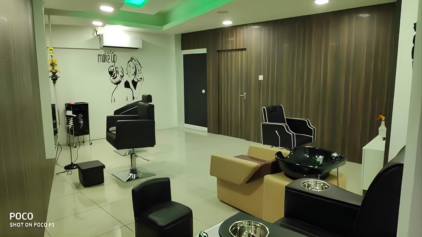 Lemonade Salon - Premium Interior with Green LED Lights
